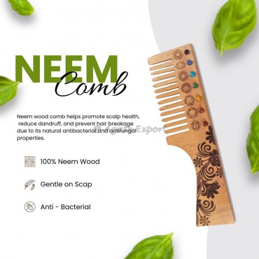 Peine de madera de neem con piedras y símbolo de chakras